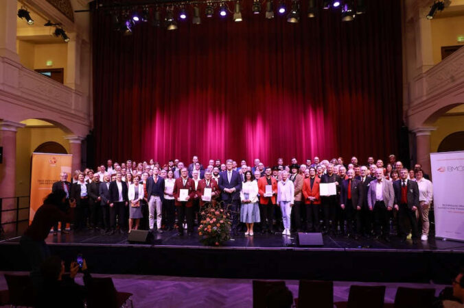 Die ausgezeichneten Ensembles, Vertreter weiterer Plaketten-Empfänger 2026 sowie Vertreter von Verbänden und Organisationen der Amateurmusik in Deutschland. (Foto: Rolando de Sousa)