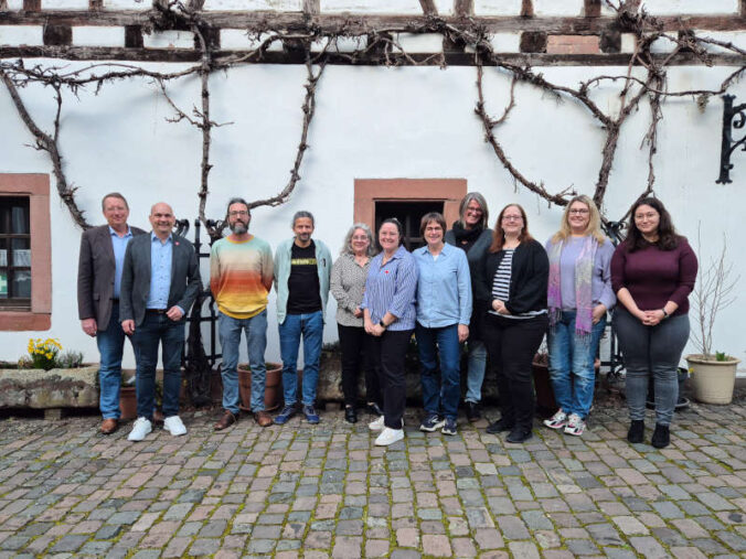 Kulturdezernent Manfred Schulz (2. v.l.) und der Direktor des Referats Kultur Christoph Dammann (links) mit den Akteurinnen und Akteuren des diesjährigen CREACT-Programms. (Foto: Stadt Kaiserslautern)