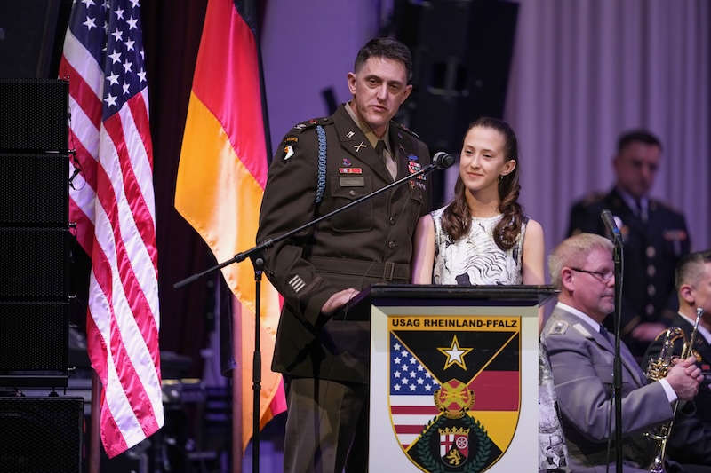 Colonel Jeffery C. Higgins und seine Tochter