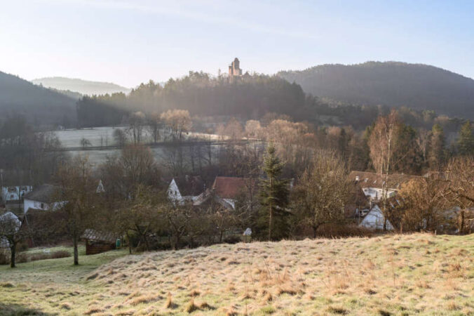 Blick über das Dorf Erlenbach bei Dahn zur Burg Berwartstein. (Foto: Germain Robin/Biosphärenreservat Pfälzerwald)