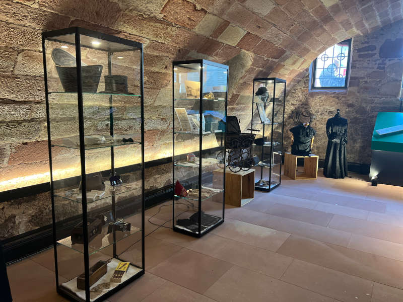 Ausstellung „Schick bis ins Genick“ (Foto: Touristinformation Maikammer)