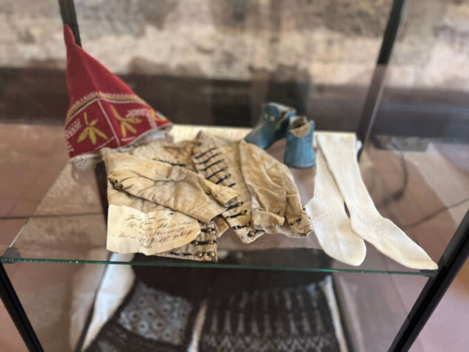 Ausstellung „Schick bis ins Genick“ (Foto: Touristinformation Maikammer)