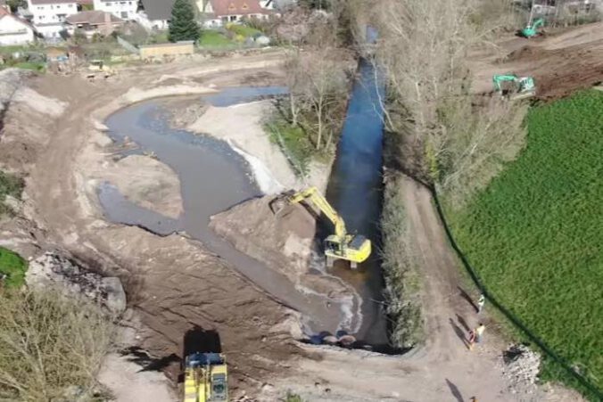 Bagger öffnen die Verbindung zwischen altem und neuem Verlauf des Speyerbachs im Bereich des so genannten „Bachdreiecks“. (Foto: Friedrich Fischer, ESN)