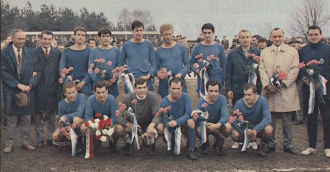 Die Meisterelf des SV Alsenborn nach dem Titelgewinn in der Regionalliga Südwest 1968. (Foto: Günter Wicke)