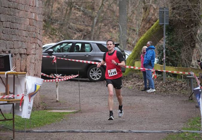 Lennart Nies beim Zieleinlauf (Foto: Holger Knecht)