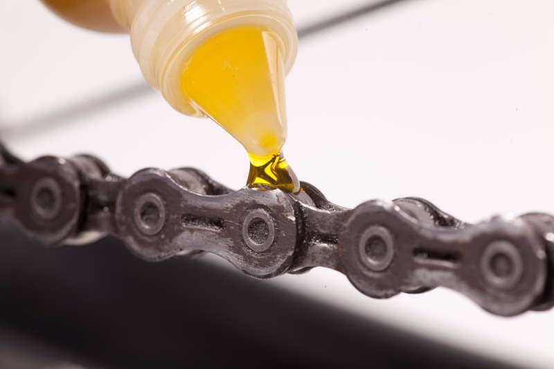 Fahrradkette ölen (Foto: ADFC/Jens Lehmkühler)