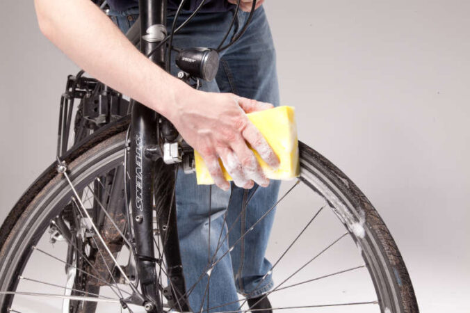 Mit Wasser und Schwamm gegen den Fahrraddreck (Foto: ADFC/Jens Lehmkühler)