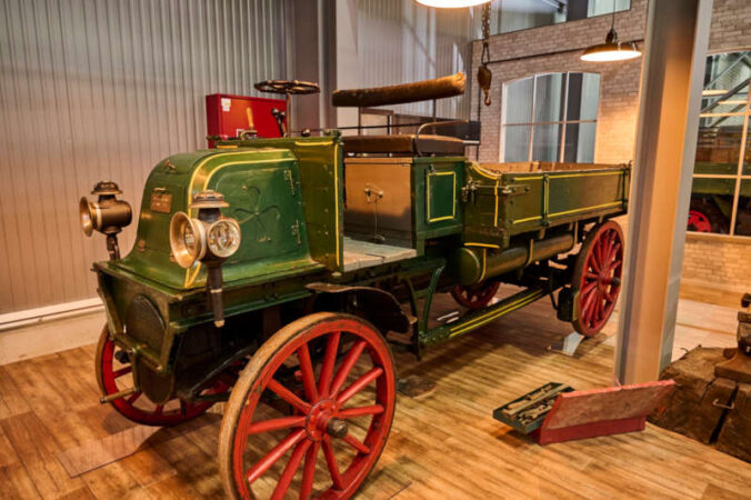 In der gläsernen Werkstatt wird der Daimler Kardan-Lastwagen von 1899, das älteste Fahrzeug der Sonderausstellung, überholt und soll im Frühjahr 2026 wieder aus eigener Kraft fahren. (Quelle TMSNHSP)