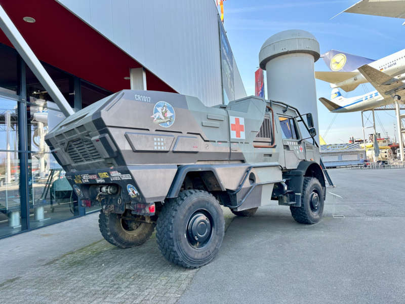Mit der Verlängerung der Ausstellung rückt der Mercedes-Benz Unimog stärker in den Mittelpunkt. Zu sehen ist unter anderem der Unimog „Hound“ aus dem Blockbuster Transformers: The Last Knight. (Quelle TMSNHSP)