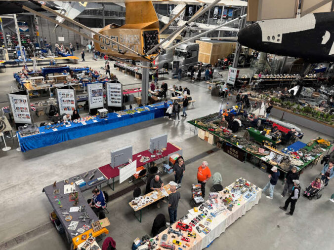 Im besonderen Ambiente zwischen Originalexponaten wie Flugzeugen und Raumfahrttechnik entsteht eine einzigartige Verbindung aus realer Technikgeschichte und filigraner Modellbaukunst. (Quelle TMSNHSP)