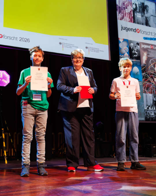Bildungsstaatssekretärin Bettina Brück mit den beiden Sonderpreissiegern und gleichzeitigen Erstplatzierten im Themenbereich Arbeitswelt Jonathan und Leopold Kammerlander (Foto: Ministerium für Bildung RLP)