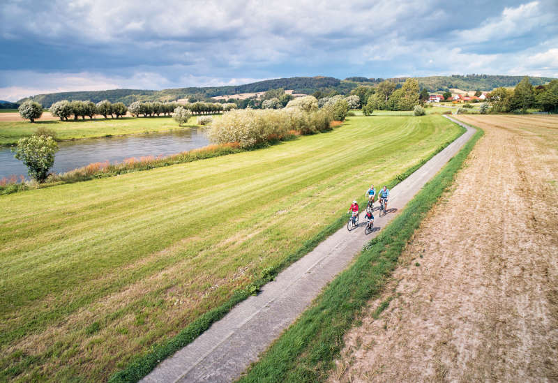 Mit der Familie im Radurlaub - hier auf der ADFC-Qualitätsradroute Weser-Radweg (Quelle: TMN DZT Jens Wegener Weser-Radweg)