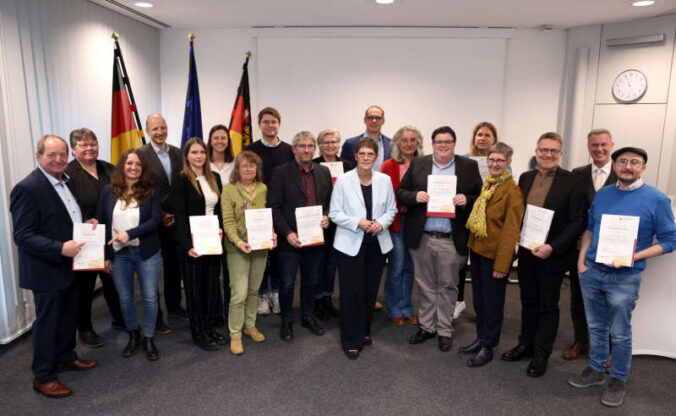 Urkundenübergabe alle Kommunen (Foto: Wirtschaftsministerium / Alexander Sell)