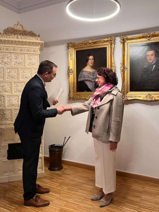 Ehrung von Jutta Hofmeister durch Claudius Güther (Foto: Stadtmarketing Neustadt)