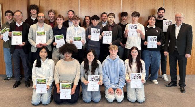Bei der Ehrung erhielten 10 Planspiel-Börse-Siegerteams Urkunden und Preisgelder von Thomas Distler, Vorstandsmitglied der Sparkasse Rhein-Haardt (rechts im Bild). (Foto: Sparkasse Rhein-Haardt)