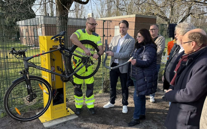 Pannenhelfer Kevin Mayer demonstriert in Frankenthal den Wechsel eines Fahrradschlauchs.