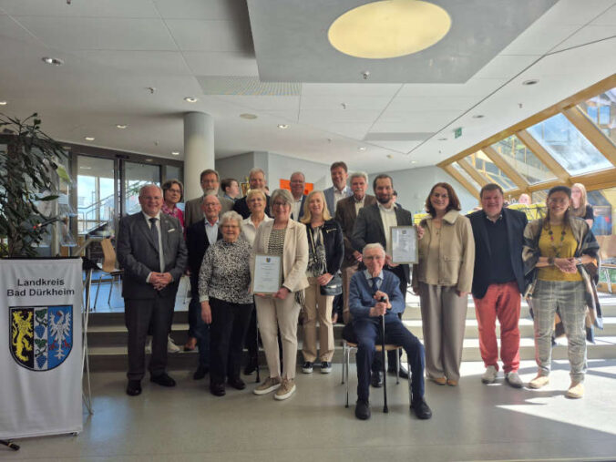 Die Geehrten der Vereine Aktion Limburg und Stiftung Freinsheim mit Landrat Hans-Ulrich Ihlenfeld und weiteren politischen Vertretern. (Quelle: Kreisverwaltung Bad Dürkheim)