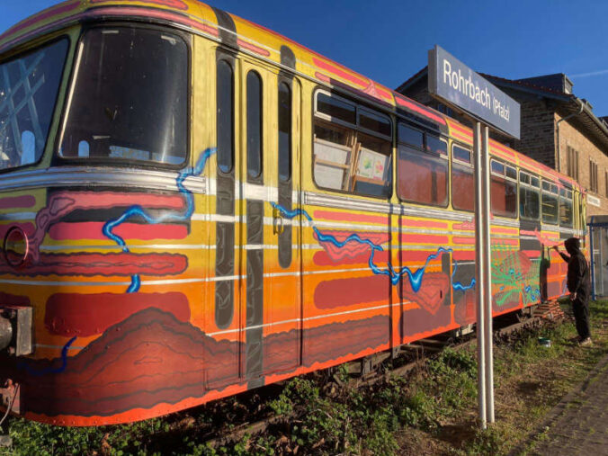Der alte Triebwagen am Bahnhof Rohrbach wird derzeit von einer Künstlergruppe umgestaltet. (Foto: Karlheinz Zwick)