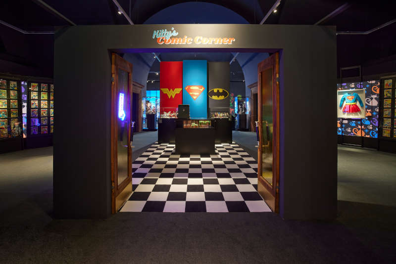 Blick in den Comicladen im ersten Ausstellungsraum der Superheroes-Ausstellung in Speyer. (Bildnachweis: Historisches Museum der Pfalz, Foto: Hans-Georg Merkel)