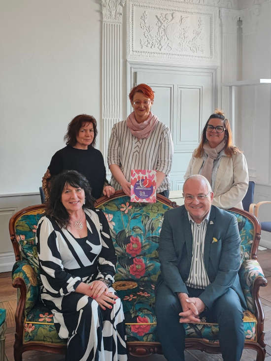 Geschenktütenvorstellung (Foto: Stadtverwaltung Zweibrücken)
