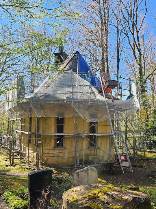 Das Gerüst um die Kapelle steht und die Arbeiten am Dach haben begonnen. (Foto: Stadt Kaiserslautern)