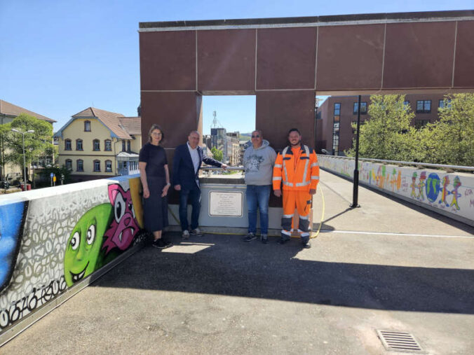 Andrea Buchloh-Adler, Werkleiterin der Stadtbildpflege, Bürgermeister Manfred Schulz, Projektinitiator Domenico DiLeva und Daniele Gangarossa von der Stadtbildpflege. (Foto: Stadt Kaiserslautern)
