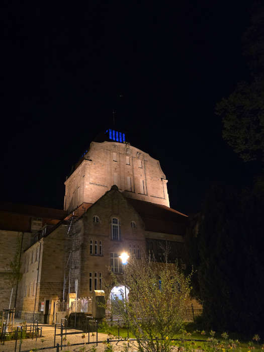Beleuchtung des Bühnenturms der Jugendstil-Festhalle aus Sicht Ostpark. (Fotografie Jan Hügel)