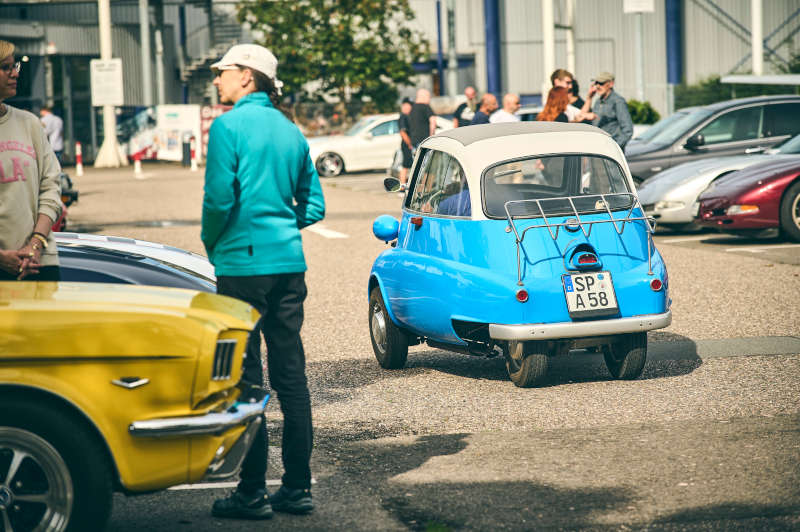 Hier treffen sich Menschen, die eine Leidenschaft teilen: Fahrzeuge. Zwischen glänzendem Chrom, liebevoll restaurierten Klassikern und außergewöhnlichen Umbauten entstehen Gespräche, Begegnungen und Geschichten – ganz nach dem Museumsmotto „Für Fans von Fans“. (Quelle TMSNHSP)