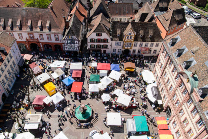 Bildunterschrift: Blick aus der Vogelperspektive auf den Biosphären-Bauernmarkt in Neustadt. (Foto: Biosphärenreservat/Klaus Venus)