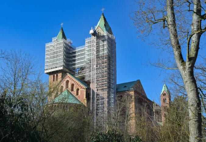 Die Gerüstlandschaft an den Osttürmen des Speyerer Doms (Juli 2025) (Quelle: Domkapitel Speyer, Foto: Klaus Landry)