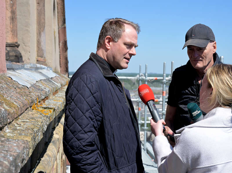 Domdekan Dr. Georg Müller beantwortet Fragen von Journalisten zu den aktuellen Baumaßnahmen am Dom (April 2026) (Quelle: Domkapitel Speyer, Foto: Klaus Landry)