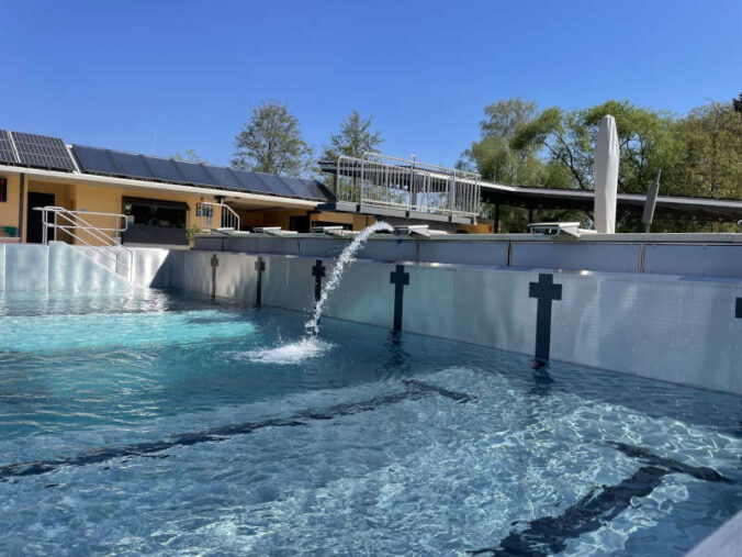 Wassermarsch im Freibad Edesheim (Foto: Verbandsgemeindeverwaltung Edenkoben)