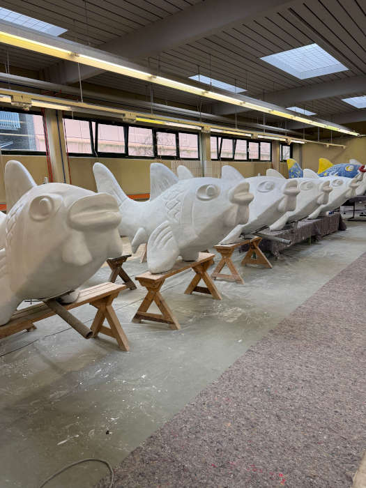 Die frisch grundierten Fische warten an der BBS I auf ihr neues Design. (Foto: Stadt Kaiserslautern)