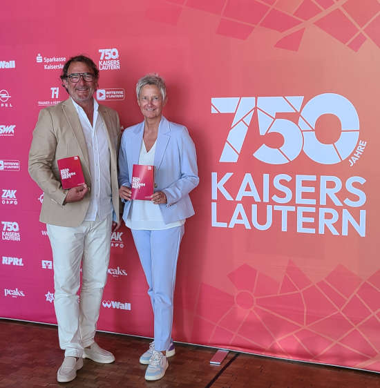 Alexander Heß und OB Beate Kimmel bei der Vorstellung des Programmheftes (Foto: Stadt Kaiserslautern)