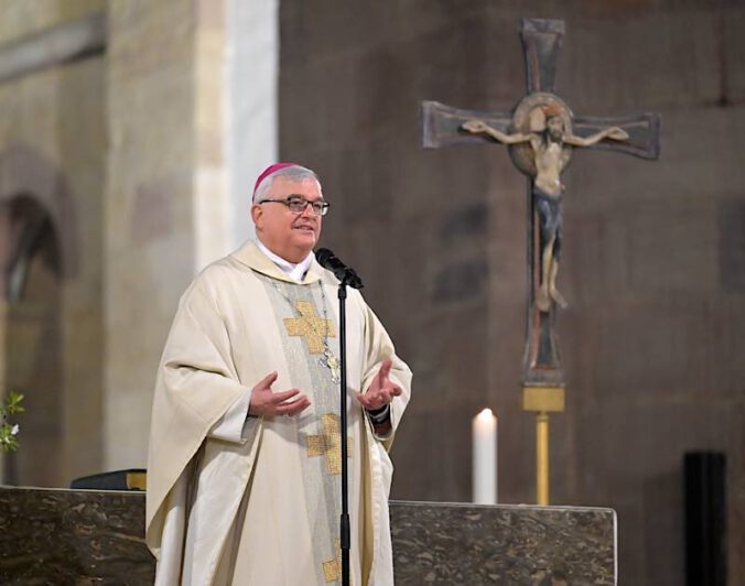 Bischof Wiesemann bei seiner Predigt in der Osternacht (Foto: Klaus Landry)