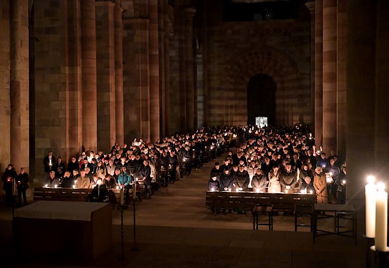 Zu Beginn des Gottesdienstes liegt der Dom in völliger Dunkelheit. (Foto: Klaus Landry)
