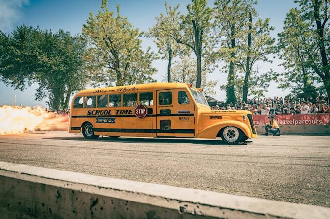 Der Schoolbus-Dragster zählt zu den spektakulärsten Programmpunkten des BRAZZELTAG im Technik Museum Speyer und sorgt mit Turbinensound und Flammen für eindrucksvolle Showmomente. (Quelle TMSNHSP)