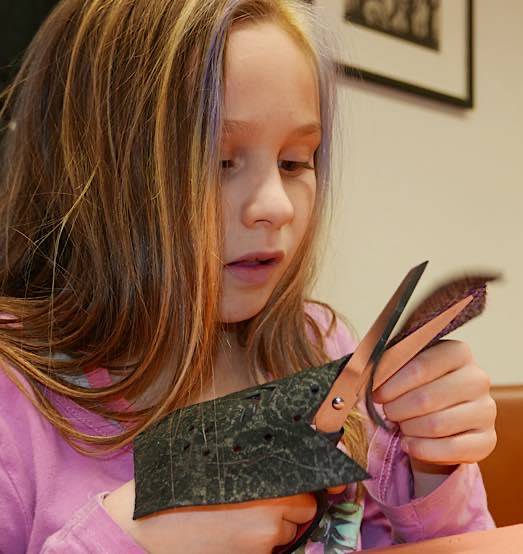 Zum Abschluss der Kinderstadtführung „Das Handwerk des Schuhmachers“ können die Mädchen und Buben im Museum Altes Rathaus basteln. (Foto: Stadtarchiv Pirmasens)