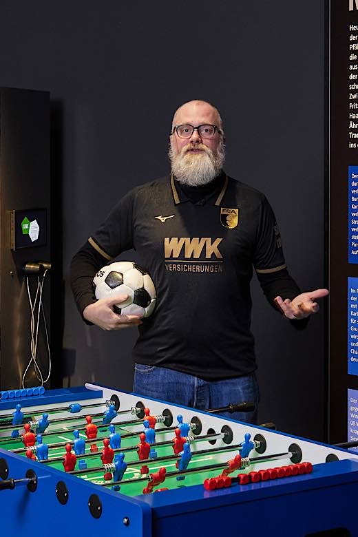 Kurator Sebastian Zanke in der Ausstellung „Fußballfieber. Derbys im Südwesten“. (Bildnachweis: Historisches Museum der Pfalz, Foto: Hans-Georg Merkel)