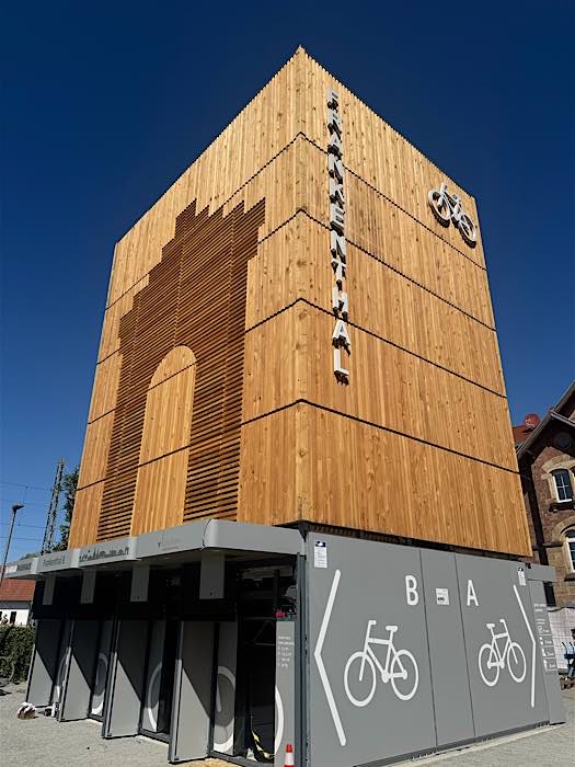 Fahrradparkturm am Bahnhof (Foto: Pressestelle FT)