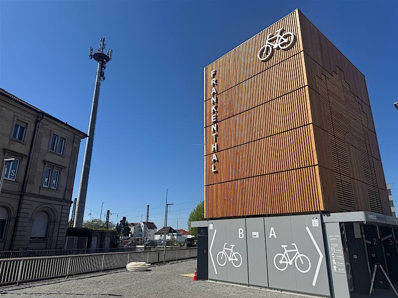 Fahrradparkturm am Bahnhof (Foto: Pressestelle FT)