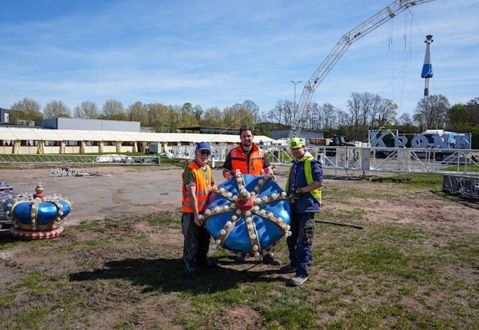 CIrcusdirektor Martin Lacey Jr. mit zwei Arbeitern (Foto: Holger Knecht)
