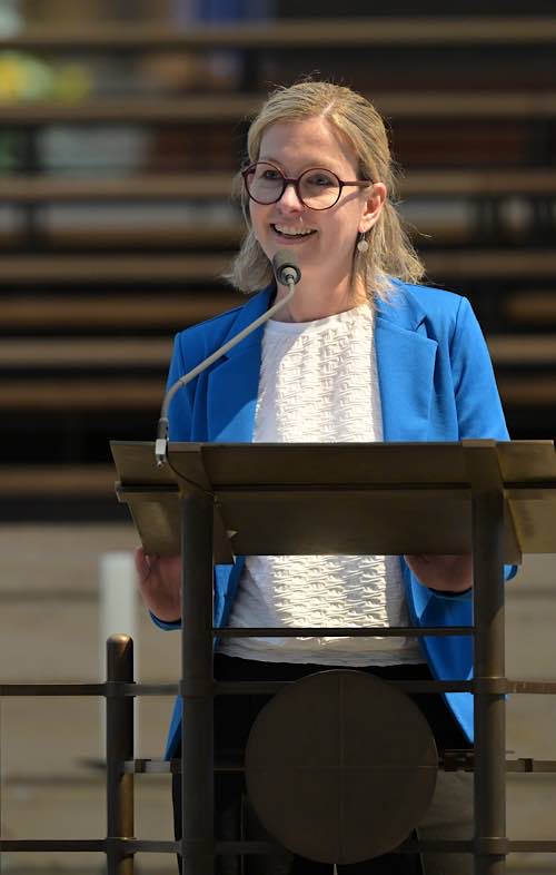Simone Heimann am Rednerpult im Speyerer Dom. (Bildnachweis: Historisches Museum der Pfalz, Foto: Klaus Landry)