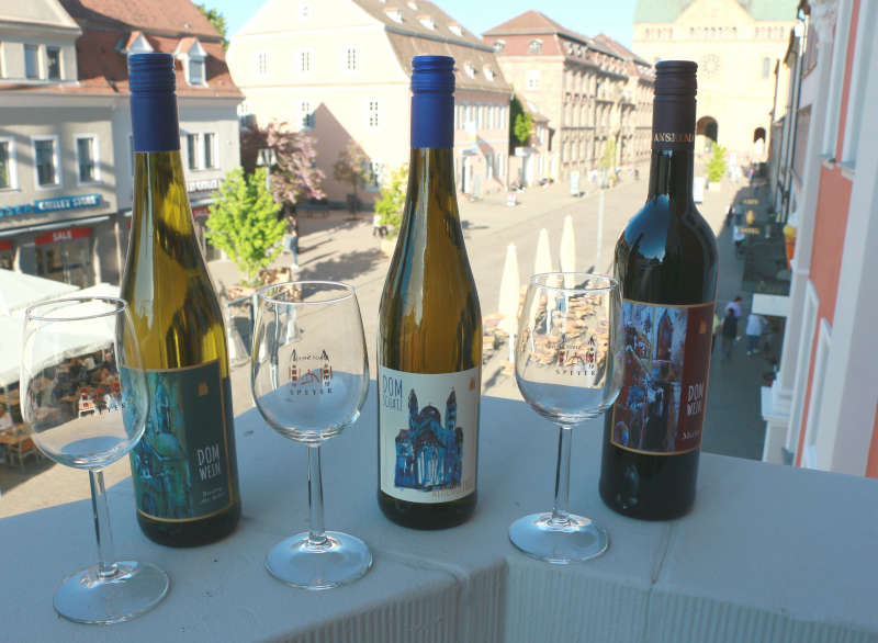 Die drei neuen Domweine des Jahres 2026: Riesling, Cuvée alkoholfrei und Merlot (Quelle: Dombauverein Speyer, Foto: Franz Gabath)
