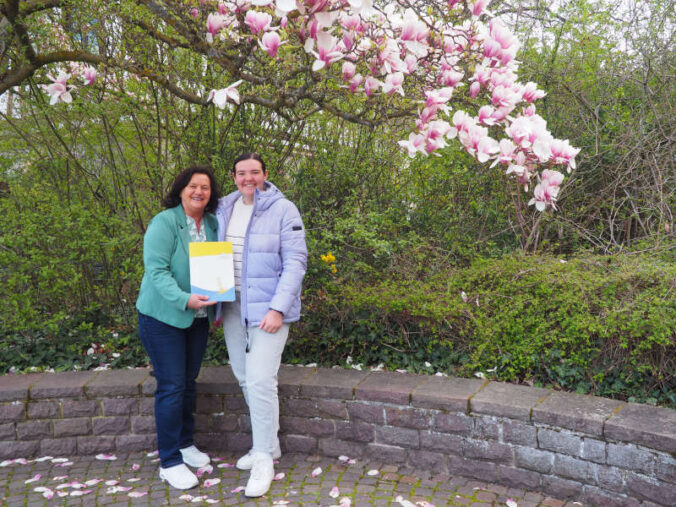 Bürgermeisterin Ilona Volk mit Julia Wahl (Foto: Stadtverwaltung Schifferstadt)