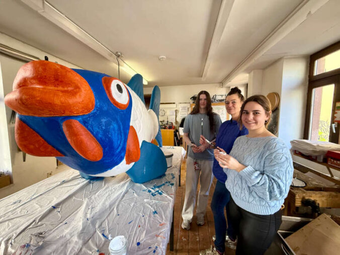 Künstlerin Judith Boy (mitte) mit Lina Sperling und Nelli Bott (rechts) (Foto: Stadt Kaiserslautern)