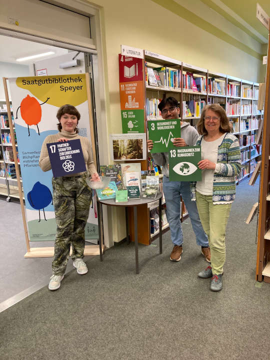 v.l.: Gemma Walmsley (Auszubildende Bildungszentrum Villa Ecarius), Hasan Öztürk (Praktikant Bildungszentrum Villa Ecarius) und Beigeordnete Irmgard Münch-Weinmann (Foto: Stadt Speyer)