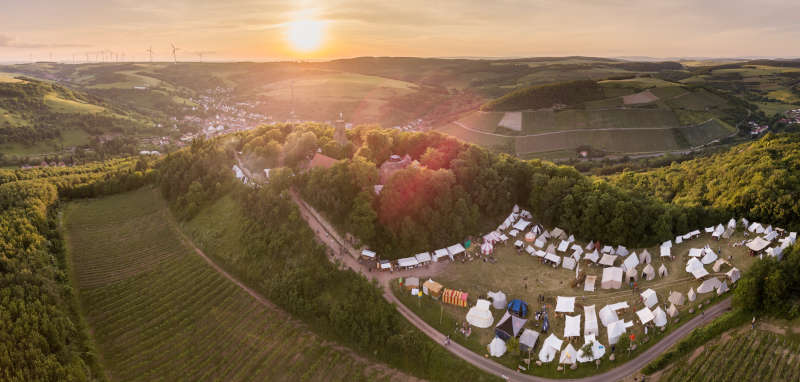 Burg mit Markt in Abendsonne (Foto: Stadt Obermoschel)