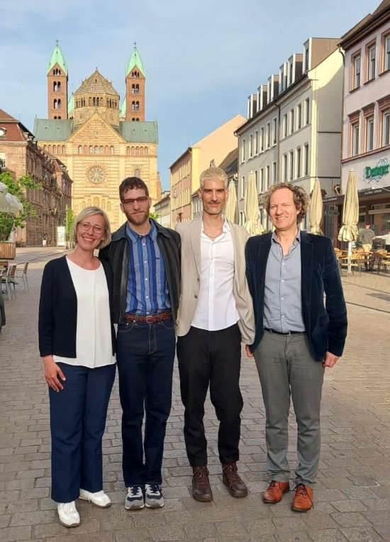 Die Ankunft des Speyerer Stipendiaten Roy Efrat © Stadt Speyer v.l.n.r.: Stefanie Seiler (Oberbürgermeisterin der Stadt Speyer und Vorstandsvorsitzende des SchUM-Städte e.V.), Begleitung Roy Efrat, Roy Efrat, Prof. Dr. Alexander Schubert (Bürgermeister der Stadt Speyer) (Foto: SchUM-Städte e.V.)