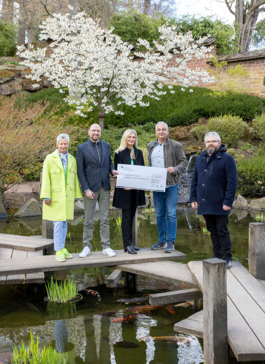 Spendenübergabe an den Japanischen Garten (Foto: Reiner Voß / view /Sparkasse Kaiserslautern)